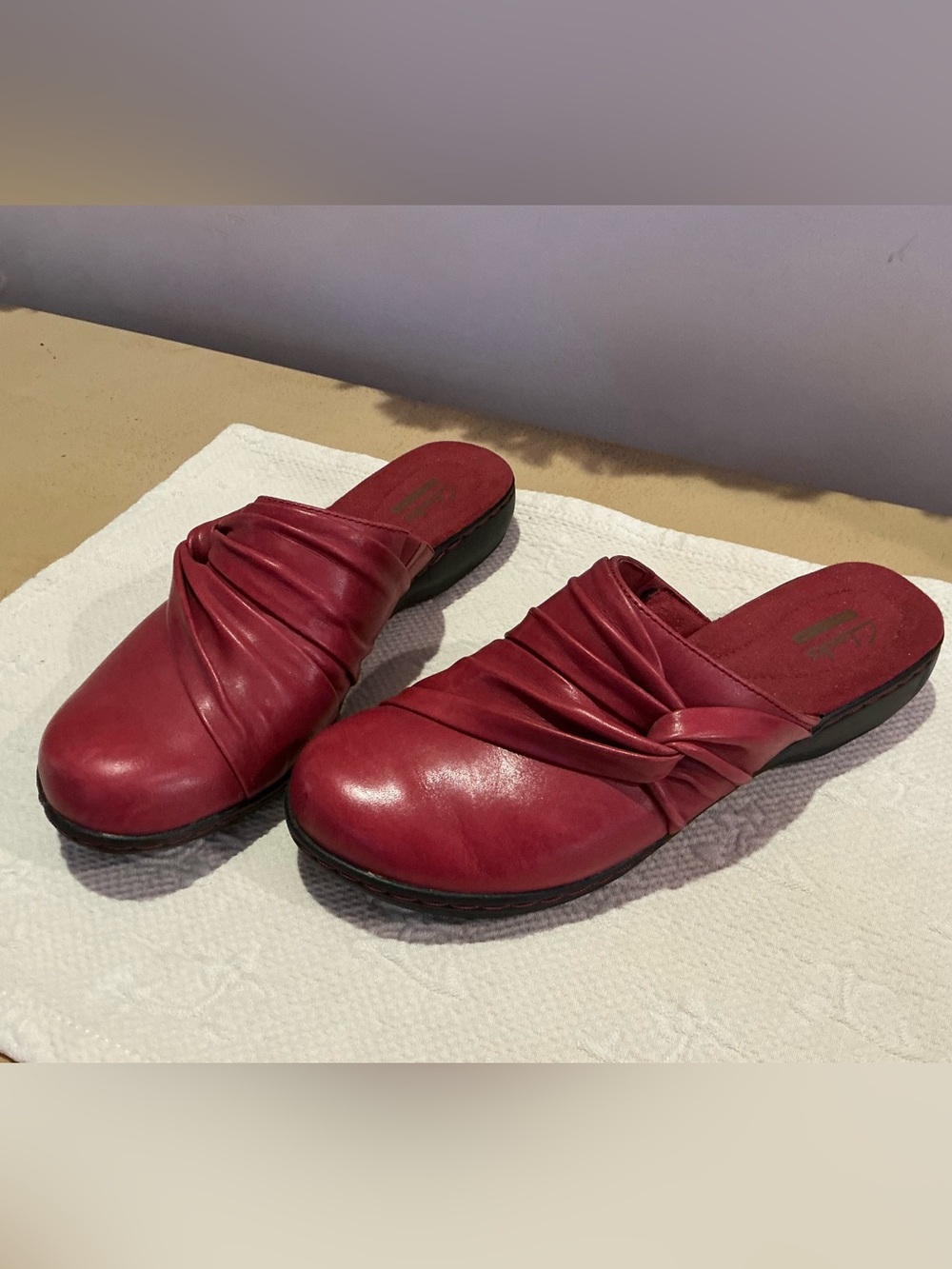 LNWOT Leisa Deina Clark’s Mules Size 7.5